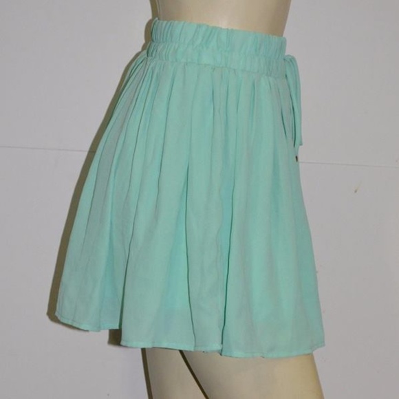 New GUESS Women's Colored Mini-Skirt - Picture 2 of 5